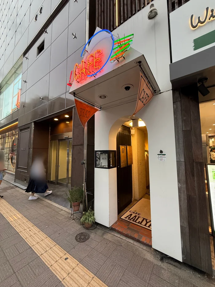 CAFEのネオンサインが灯るcafe AALIYAの入口