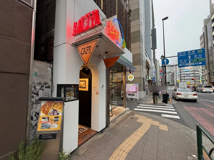 交差点の角から見たcafe AALIYAの外観