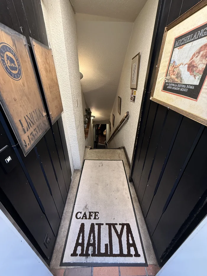 CAFE AALIYAのロゴが入った入口のマット