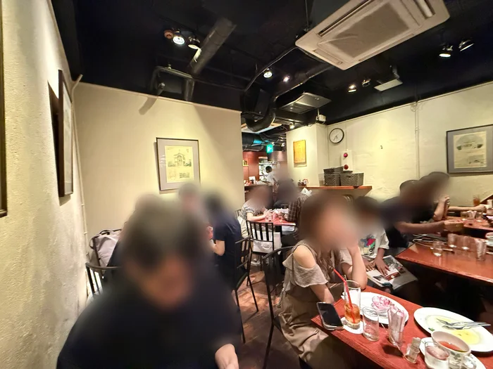 cafe AALIYAの落ち着いた雰囲気の店内