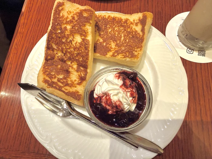 ブルーベリーソースと生クリームが添えられたフレンチトースト
