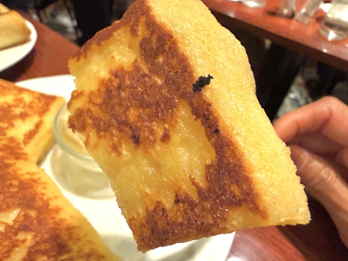 手に持ったフレンチトーストの焼き目と断面