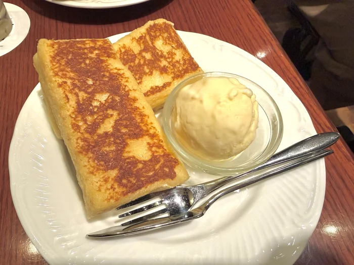 バニラアイスが添えられたcafe AALIYAのフレンチトースト