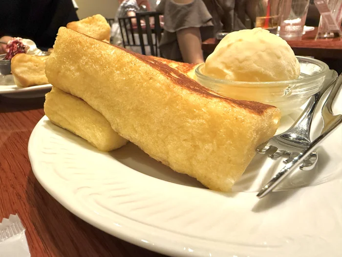 横から見たバニラアイス添えのフレンチトースト