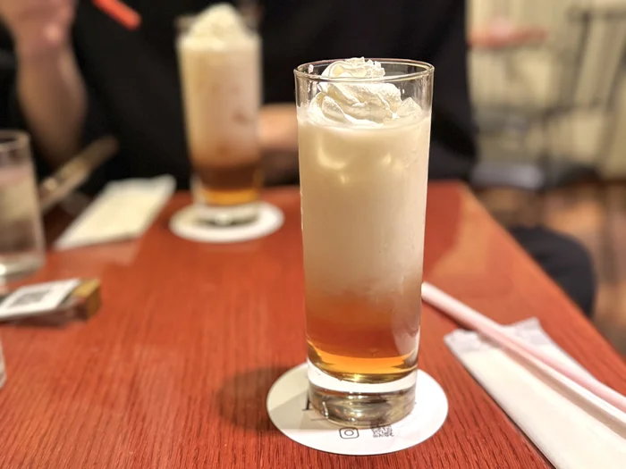 紅茶とミルクが2層に分かれたアイスロイヤルミルクティー