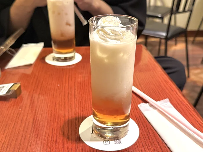 生クリームがのったアイスロイヤルミルクティーのアップ