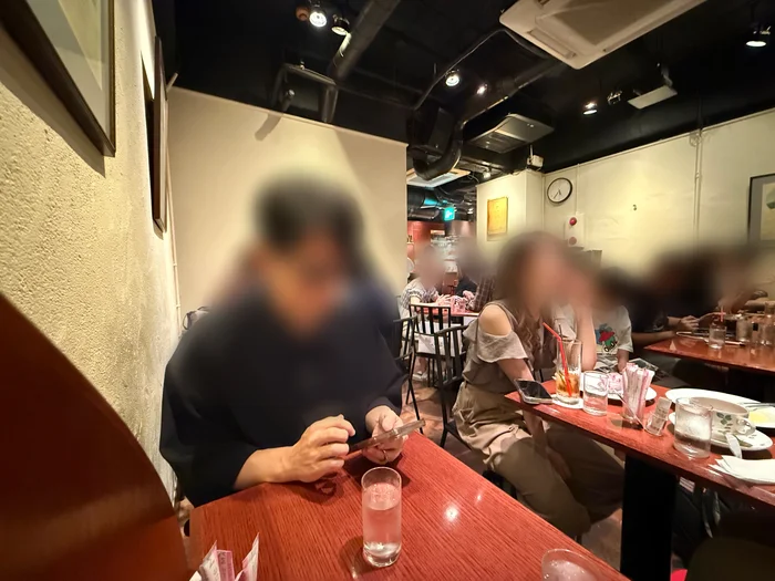 多くのお客さんでにぎわうcafe AALIYAの店内