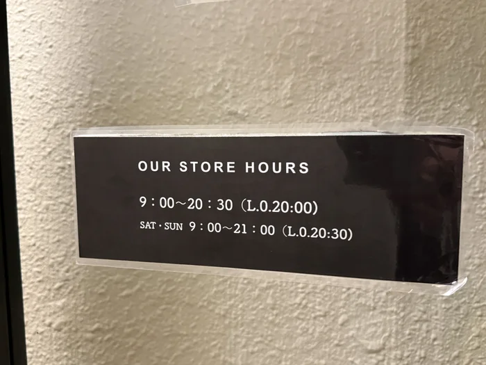 cafe AALIYAの営業時間が書かれた案内プレート