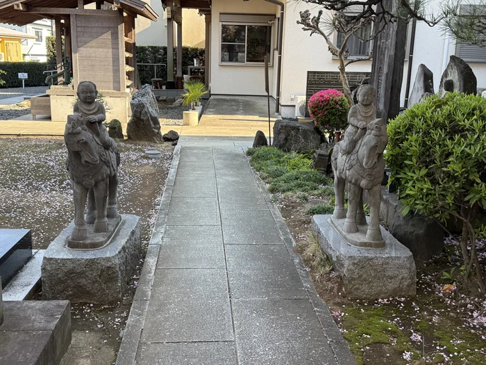 参道の両脇に向かい合って立つ馬上の石像