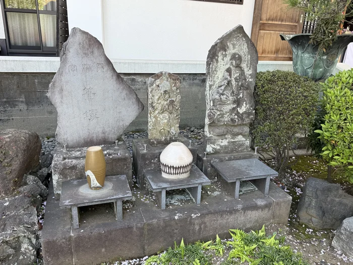 三基並んだ石碑と花立て