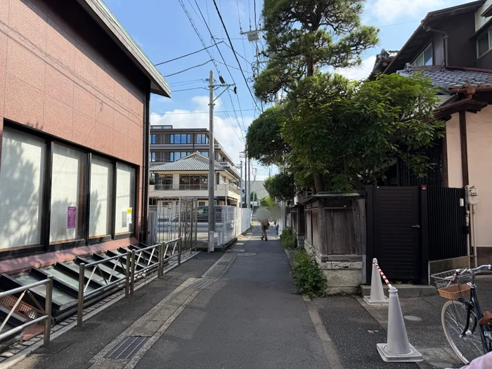 鎌倉駅から店までの住宅街の細い路地
