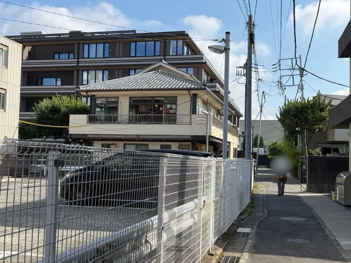 2階にEENYの看板が掲げられた瓦屋根の建物の外観