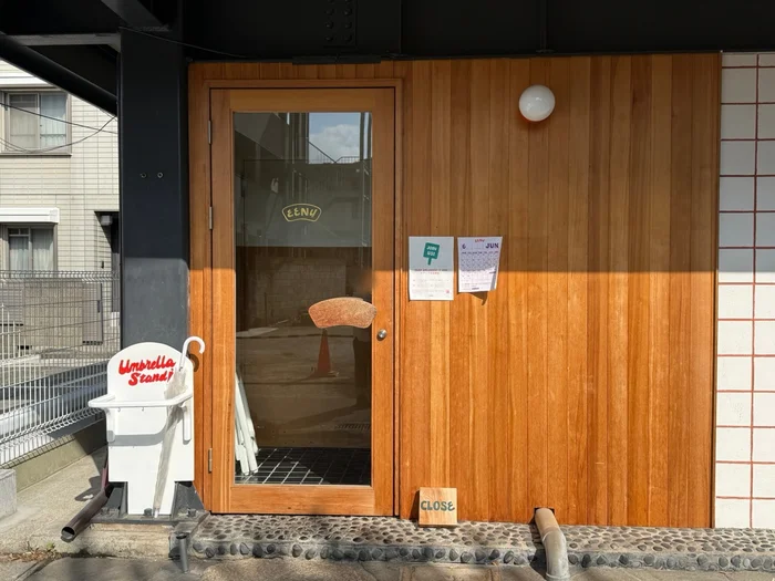 木製の扉にCLOSEの札がかかった開店前の入口