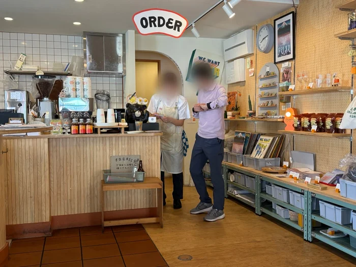 ORDERの看板が掲げられた注文カウンターとスタッフ