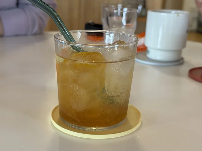 氷とレモンが入った冷たい自家製レモネードのグラス
