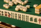 緑のフェルトの雀卓に並んだ麻雀牌（イメージ）