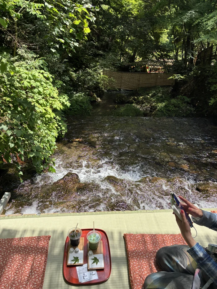 川床席のすぐ目の前を流れる貴船川と、運ばれてきたお盆