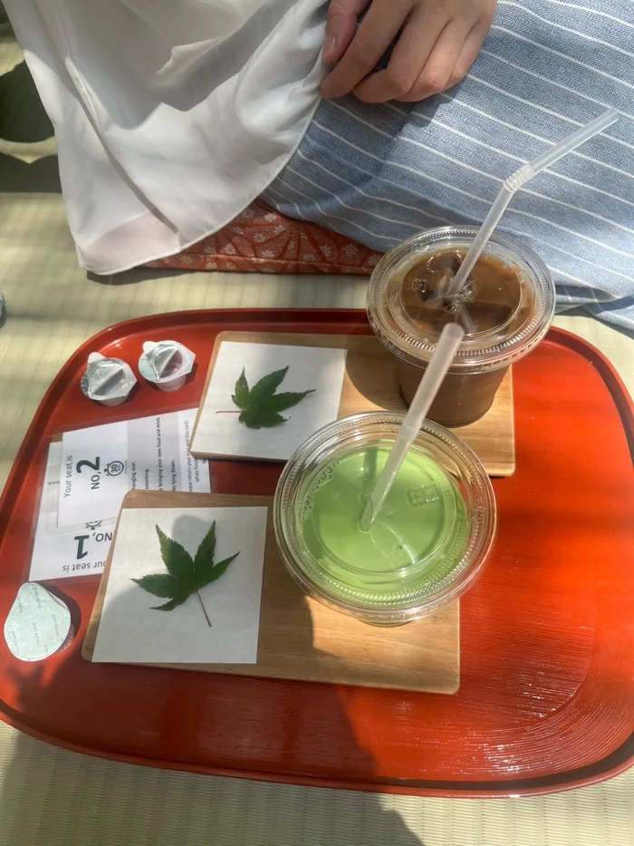 縦に並んだアイスコーヒーとアイス抹茶ラテのお盆