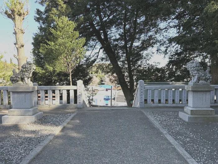 参道の両脇に立つ狛犬と玉垣