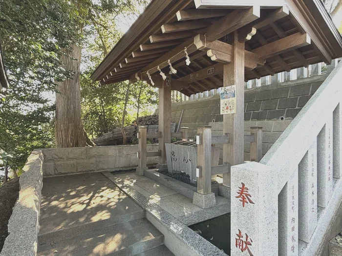 木組みの手水舎と洗心と刻まれた水盤