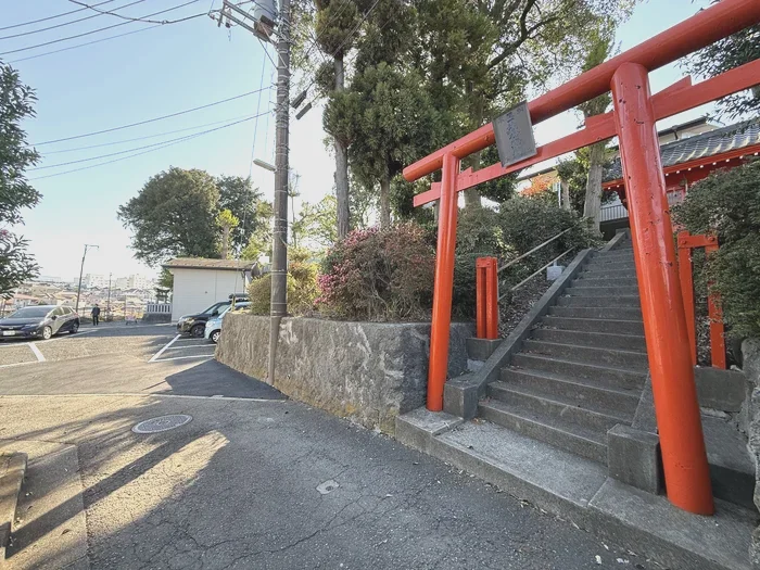 朱い鳥居が立つ稲荷社への石段と坂道