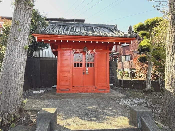 朱塗りの稲荷社の祠と瓦屋根