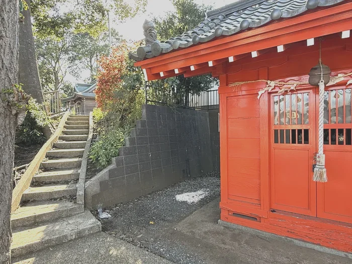 朱い稲荷社のわきに続く石段と木々