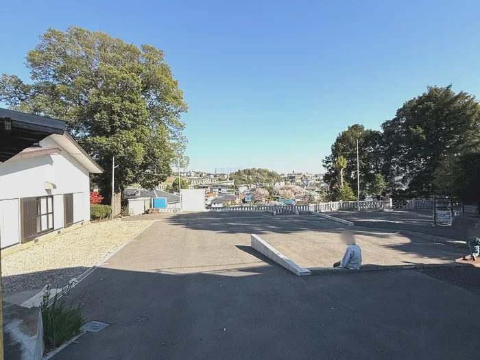 高台の境内から見下ろす街並みと青空