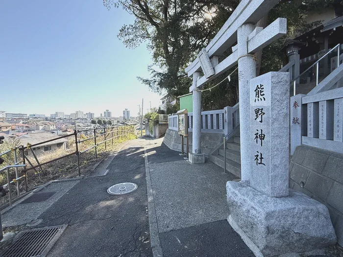 社号標と参道脇から見える街並み