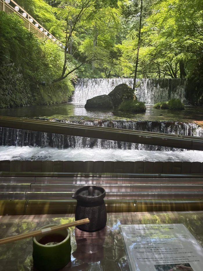 画像 滝を背景にした竹のそうめんレーンと追いつゆ