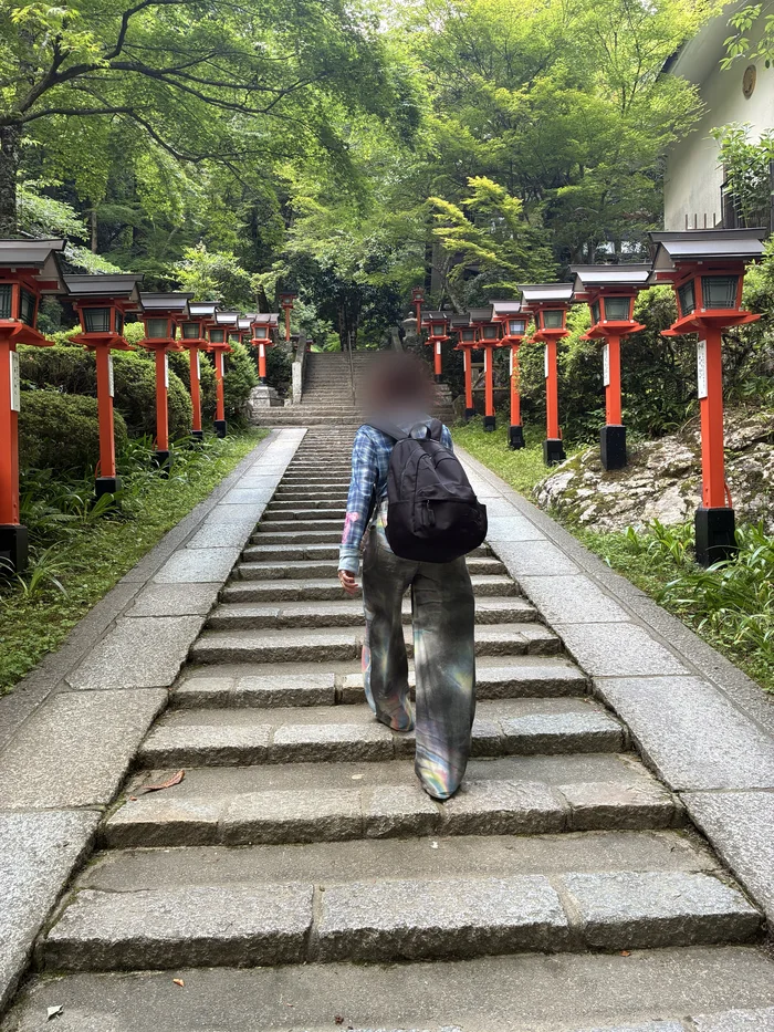 画像 貴船神社の灯籠が並ぶ石段を上る様子