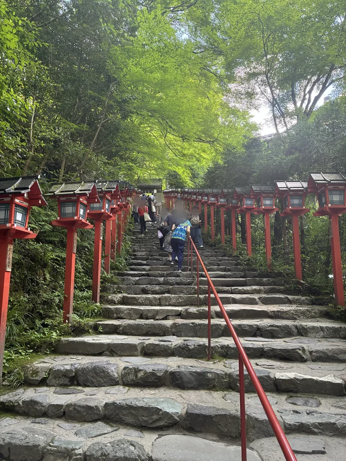 朱色の春日灯籠が両脇に連なる石段の参道