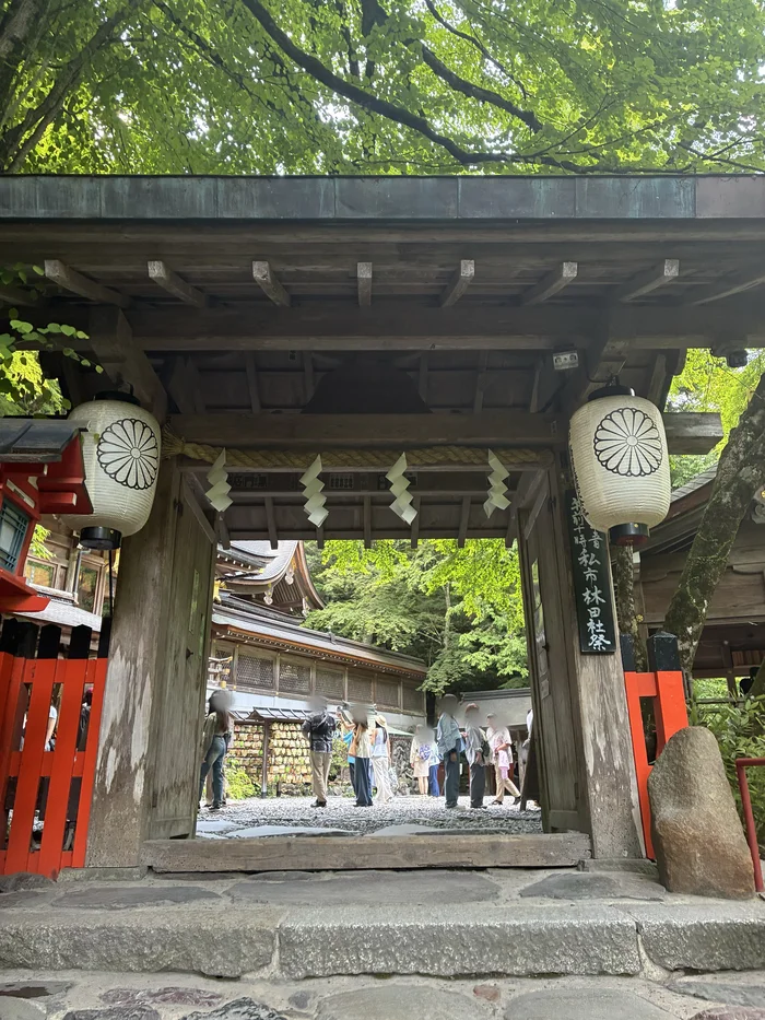 菊紋の白い提灯が掛かる本宮の神門