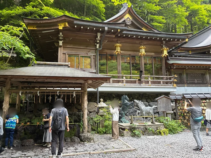 本宮の社殿と黒馬・白馬の神馬像