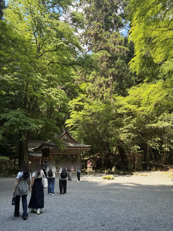 玉砂利が敷かれた奥宮の境内と参拝者