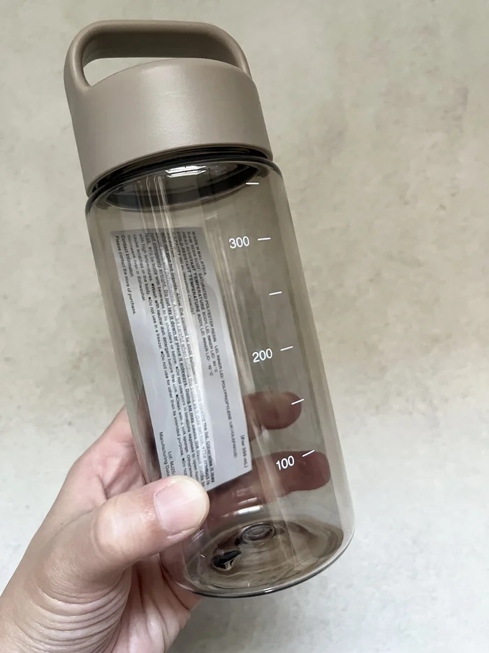 手で持ってわかる目盛り付きドリンクボトルのサイズ感