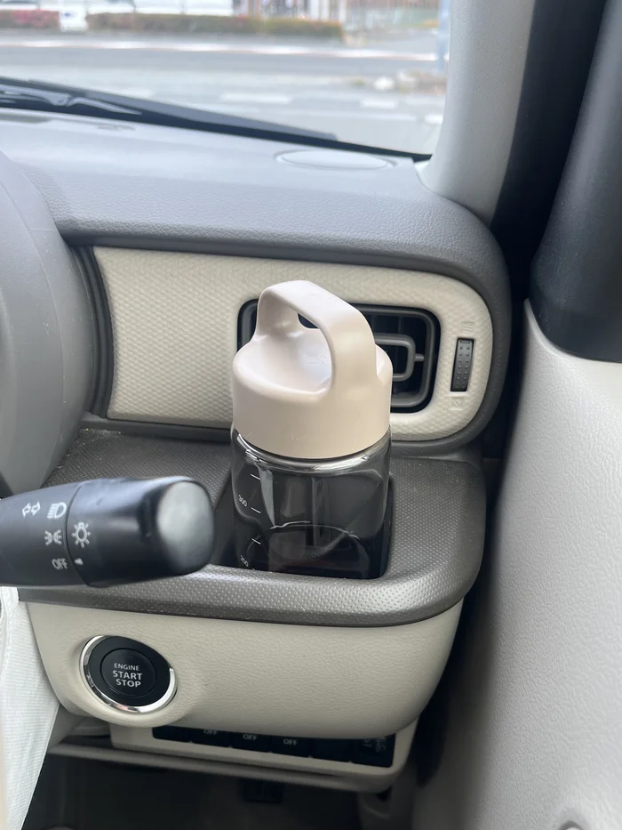 車のドリンクホルダーに入れた目盛り付きドリンクボトル