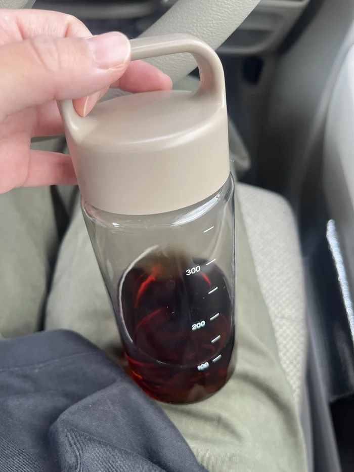 麦茶を入れた目盛り付きドリンクボトル