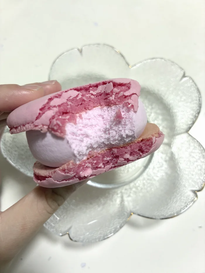 画像 一口かじったマカロンアイスの断面