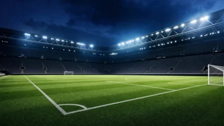 ナイターのサッカースタジアムとピッチ