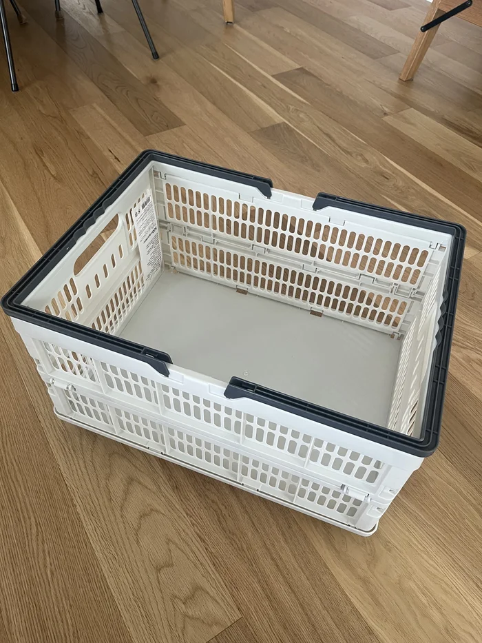 画像 アイボリーとグレーの折り畳みコンテナを組み立てた全体