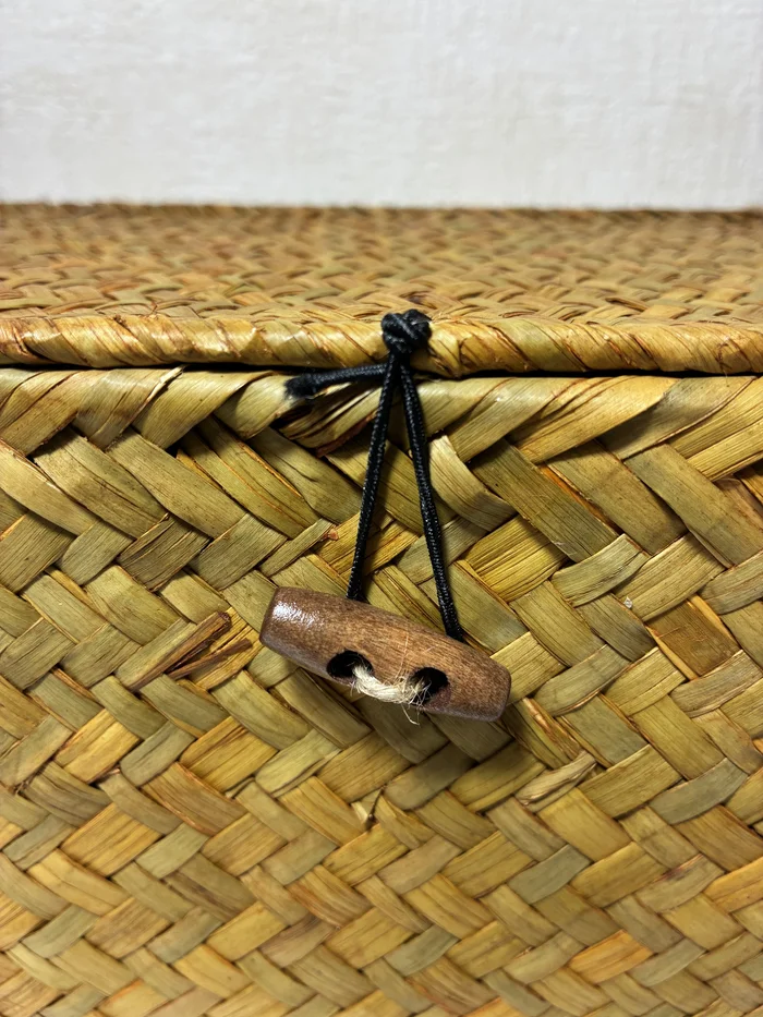 画像 バスケットの蓋を留める木製のトグルボタンと紐