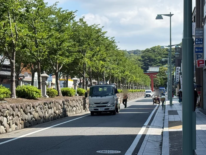 鎌倉駅から鶴岡八幡宮へ続く若宮大路の様子