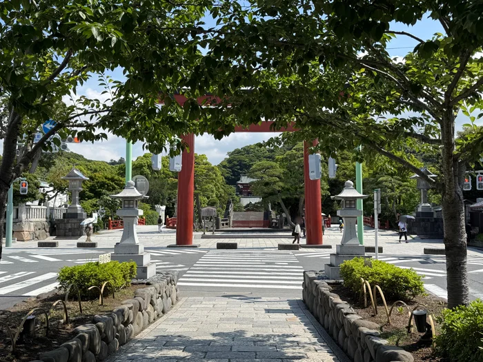 狛犬の並ぶ鶴岡八幡宮の二の鳥居