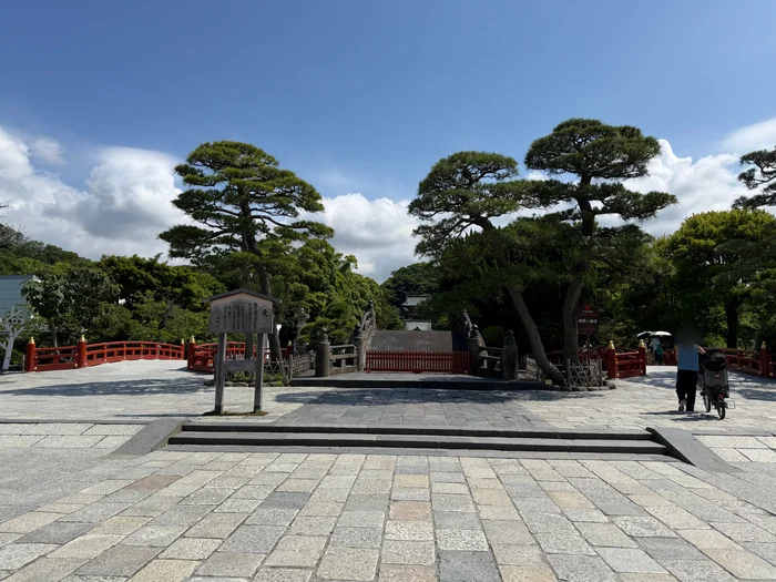 鶴岡八幡宮の境内に架かる朱色の太鼓橋