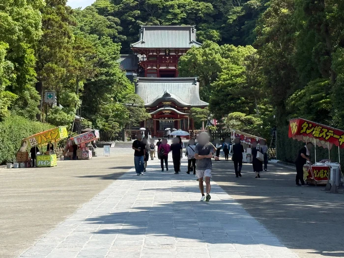 参道の先に見える舞殿と楼門