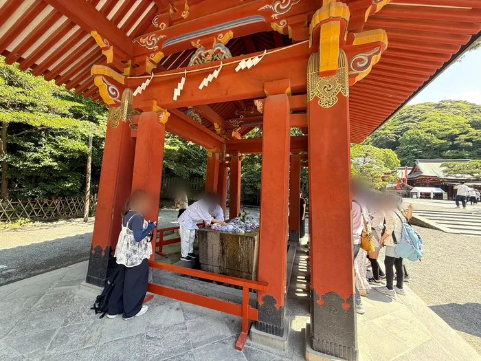 鶴岡八幡宮の朱塗りの手水舎