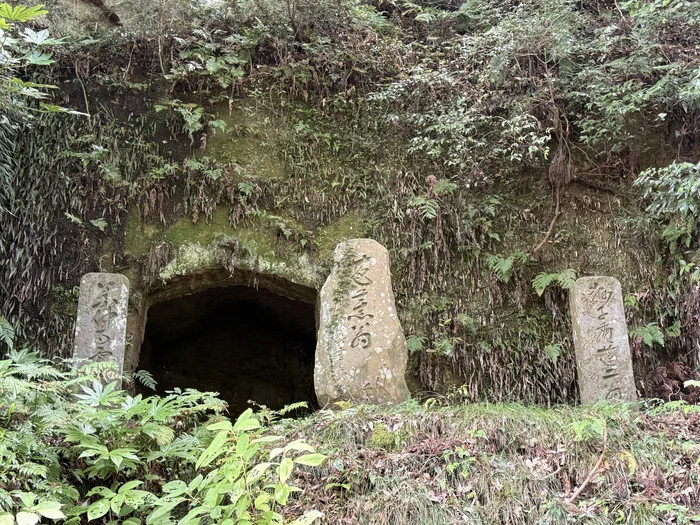 画像 苔むした岩壁の前に並ぶ笠森観音の芭蕉句碑などの石碑