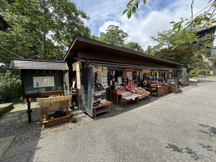 画像 笠森寺観音堂前にある縁起家古壺の売店と店先に並ぶ招き猫