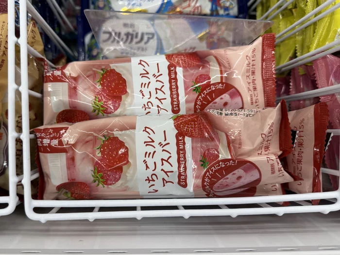 ファミリーマートの冷凍ケースに並んだいちごミルクアイスバー
